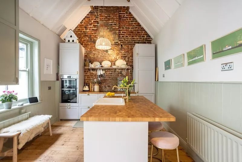 Located right on the seafront- large Georgian Gem