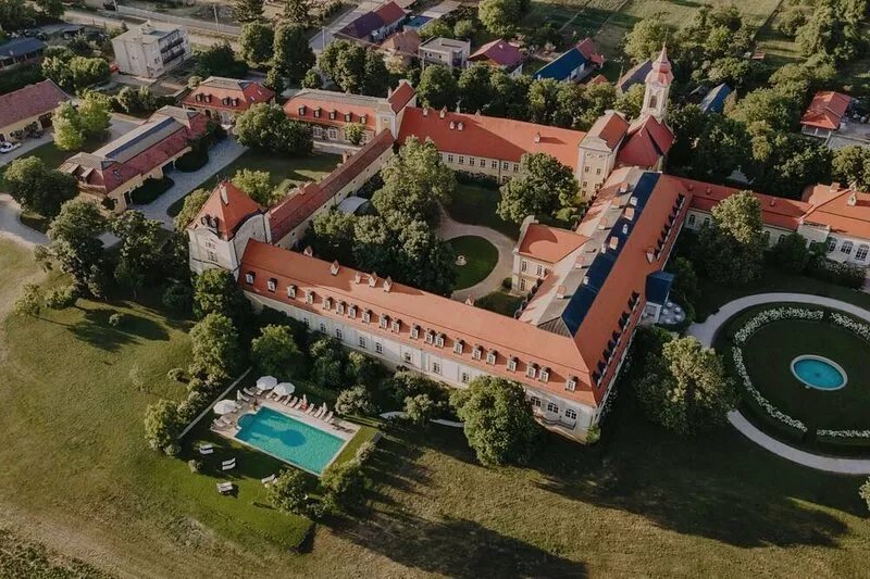 Rent a castle Chateau Bela