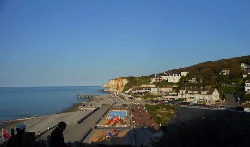 Single-storey house 15min walk from Veules-les-roses seafront. (Household