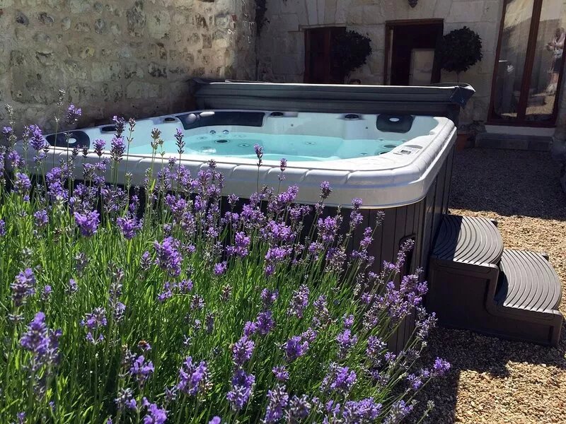 Stunning Secluded Cottage With Jacuzzi In The Beautiful Village of Fontevraud