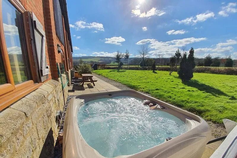 Sunny Barn Stay, Hot Tub & Countryside Views – Helena, The Victorian Barn Dorset
