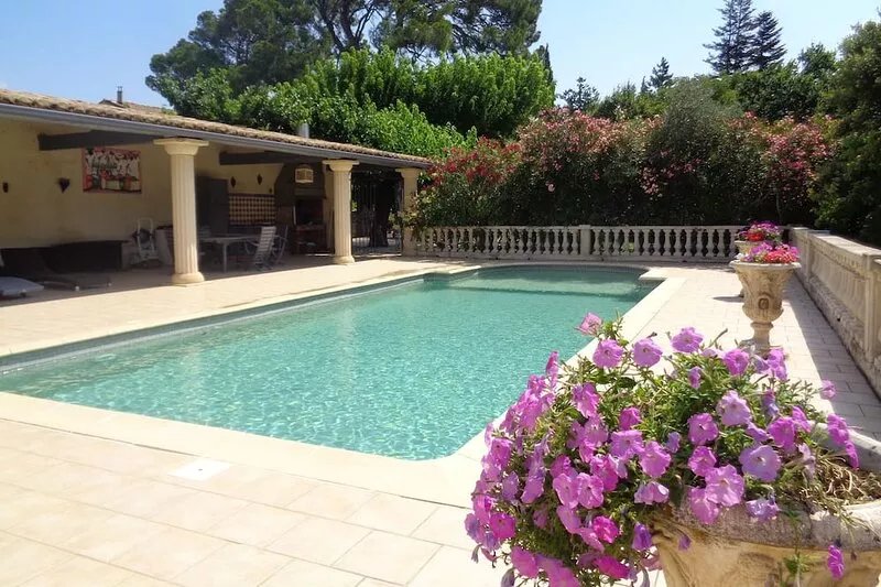 Apartment of character in a Provencal mas, on a wine farm. Very large park