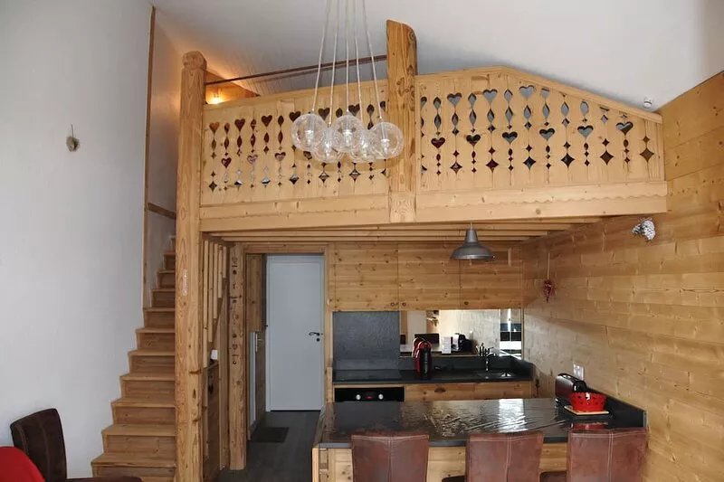 CENTRE STATION, SOUTH FACING, VIEWS, BEAUTIFUL APARTMENT, BEDROOM + LOFT