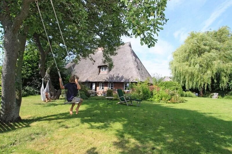 Beautiful thatched roof, high quality furnishings, antiques, oven, garden