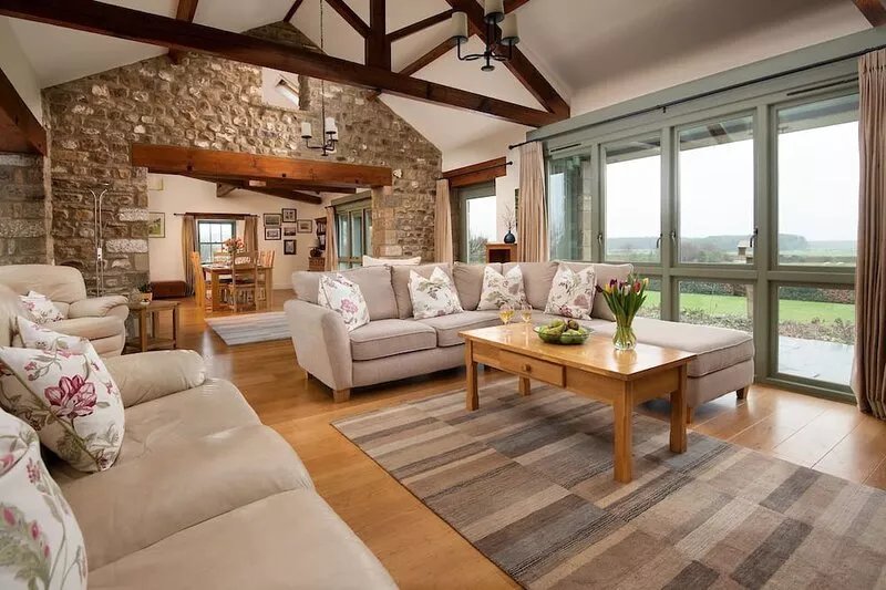 EAST LODGE -  STUNNING HOLIDAY HOME, SLEEPS 8, SET IN GLORIOUS YORKSHIRE