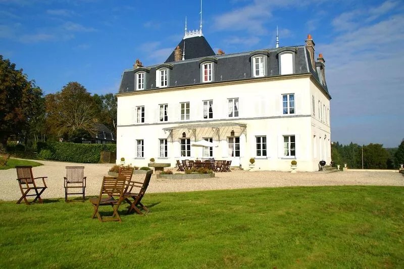 Heritage Castle in Asnières with Garden