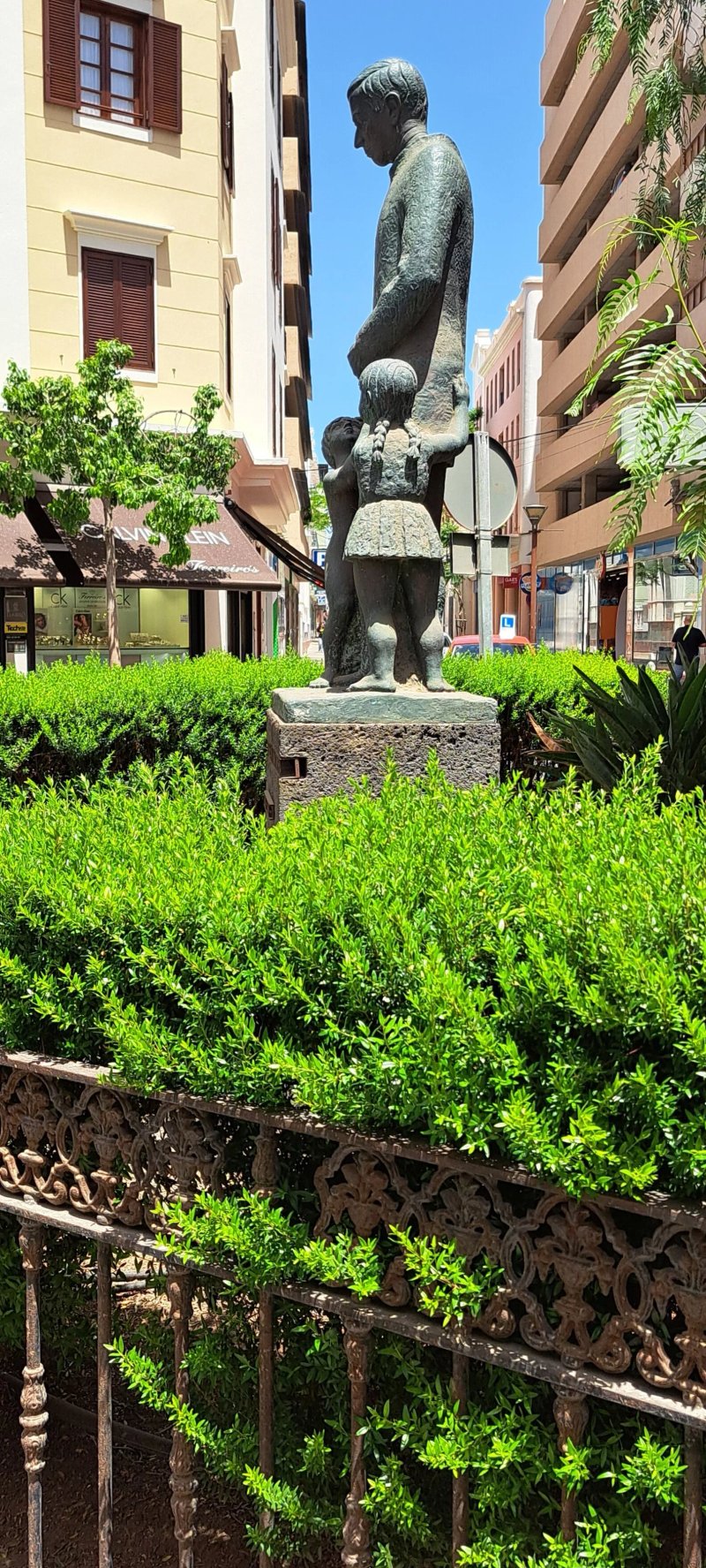 Estatua De Jose Molina Orosa
