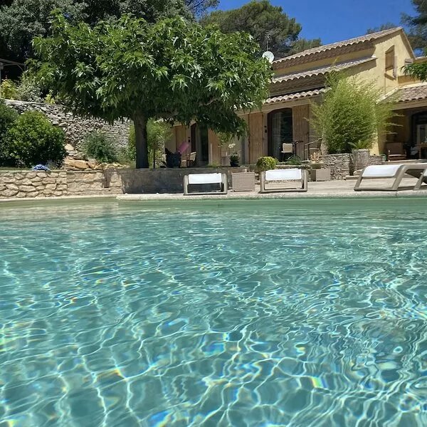 L'Encantada, charming property in Nîmes with swimming pool and green spaces