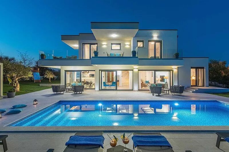 Newly built contemporary villa for 8 with heated pool