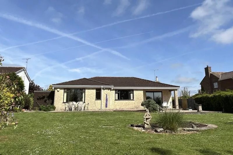 Spacious bungalow with large private garden