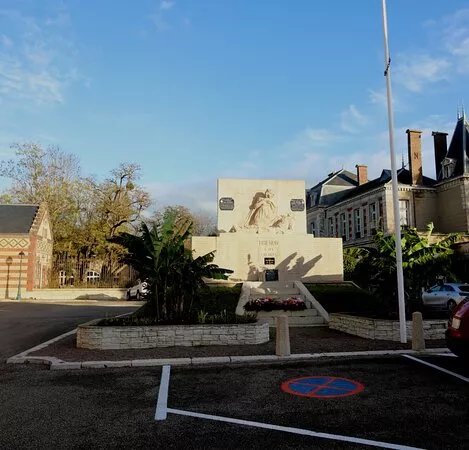 Le Monument Aux Morts De Brienon-sur-Armancon