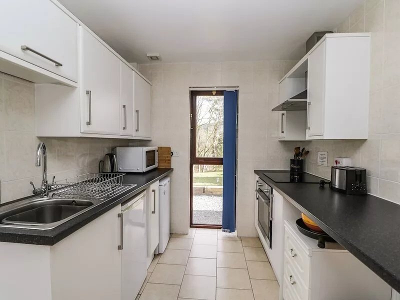 THE LODGE, pet friendly, with hot tub in Pontsticill