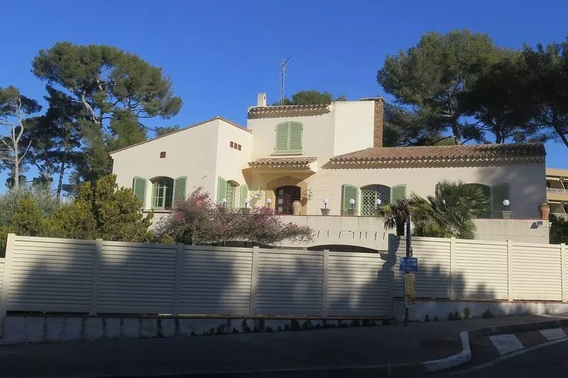 SPACIOUS VILLA OF 290M2 - QUIET IN THE GREENERY - NEAR BEACH