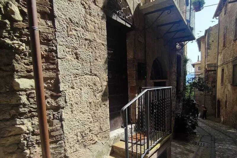 Highly Rated - Stylish, self-contained apartment in central Todi