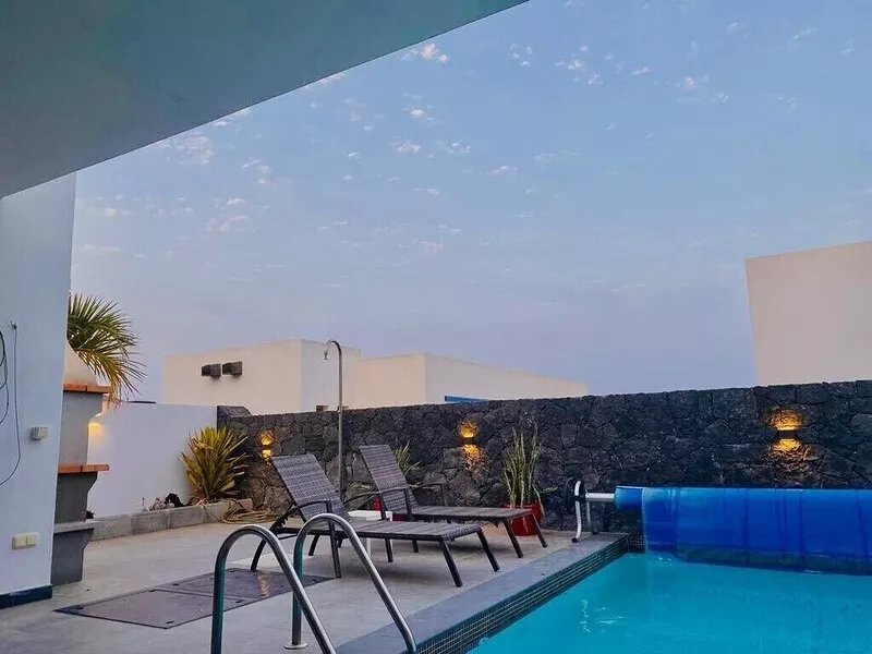 Immaculate 3 bedroom Villa with heated pool, aircon and close to Rubicon Marina