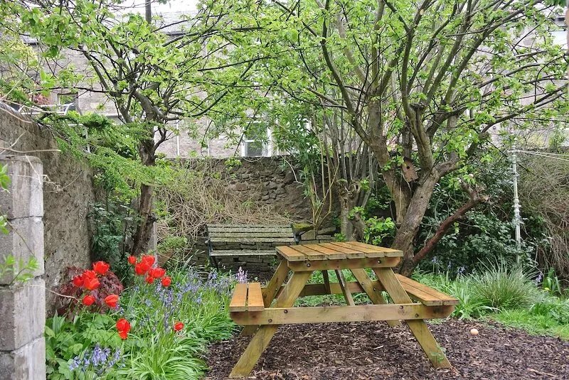 Apartment To Suit All! Perfect Location With Easy Access To Centre Of Town