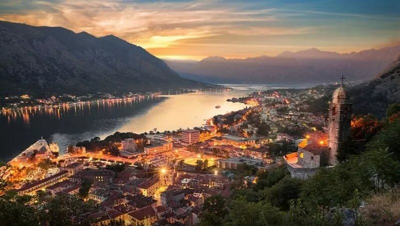 Renovated 1-bdr apartment , sea view balcony , 40meters beach