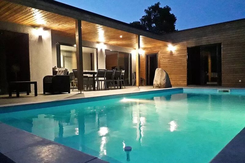 Villa with private pool for 10 people near the sea