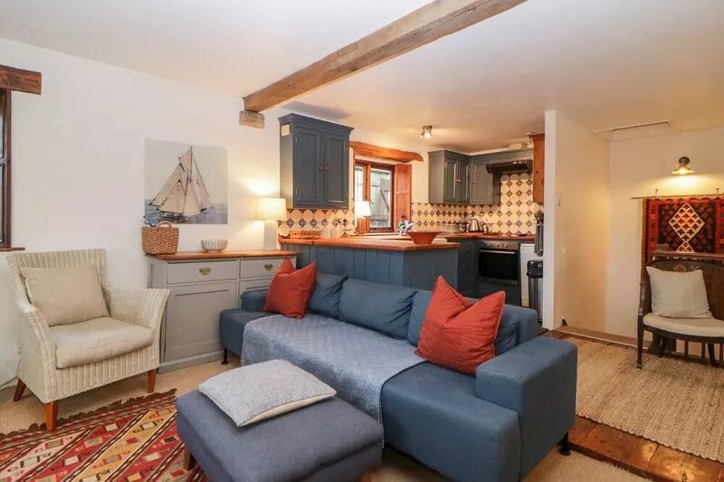 THE CIDER BARN, pet friendly, with open fire in Loddiswell