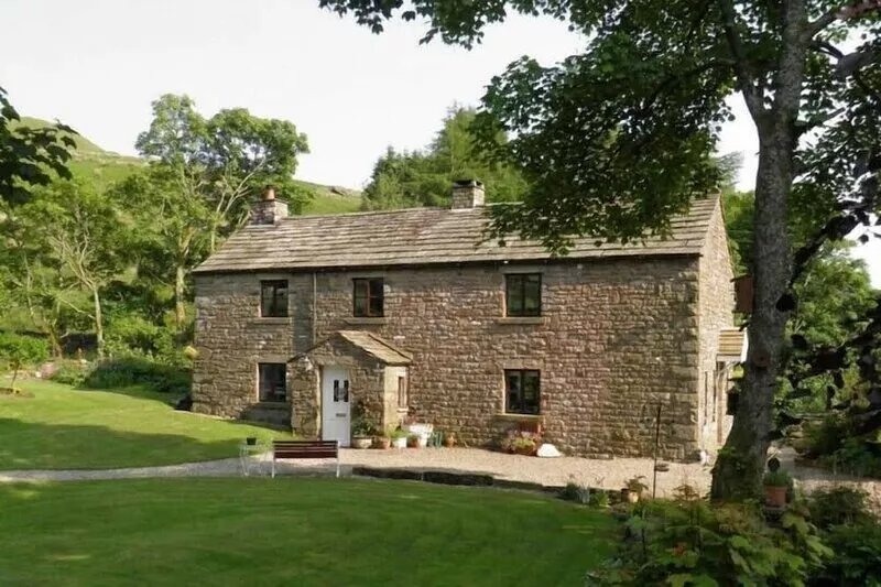 Magnificent detached cottage in a peaceful spot in the hamlet of Stonehouse