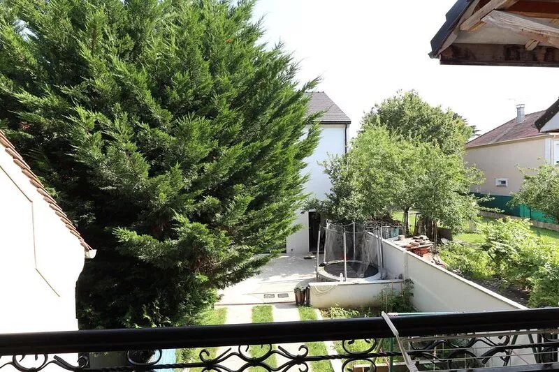 Family home between Paris and Disneyland