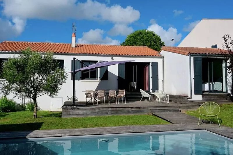 Villa in quiet area near pontaillac beach