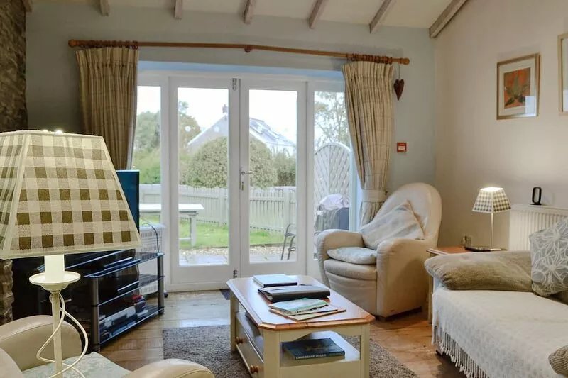 2 bedroom accommodation in Three Crosses, Gower, Swansea