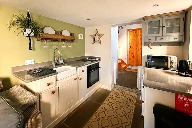 A cosy, romantic, dog friendly holiday cottage for 2 people, WiFI & 3 pubs