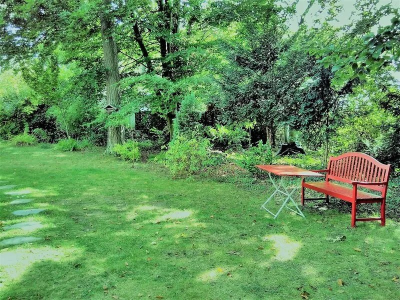 Spacious apartment in a small 50s villa with large garden and fireplace