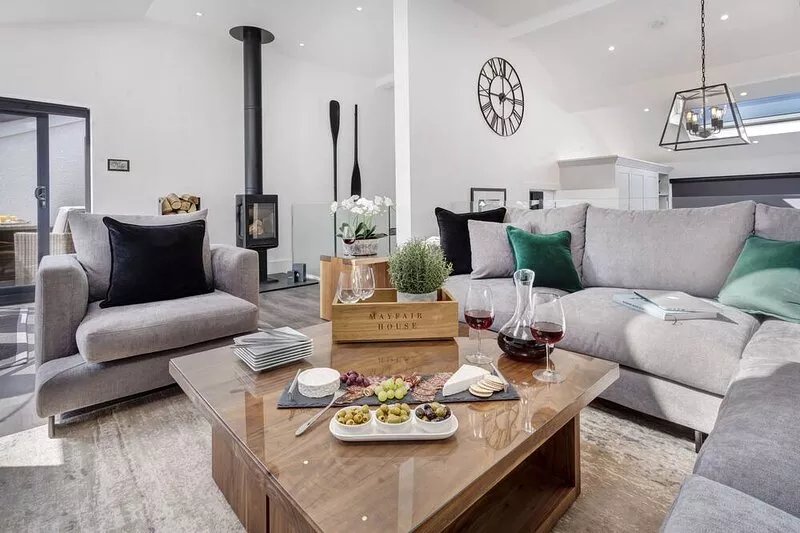 NEW - Mayfair House - 5 Star - Lake View Luxury