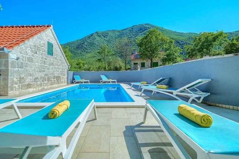 Villa Roglić in Dalmatian Hinterland with private pool, tennis, bocce and golf