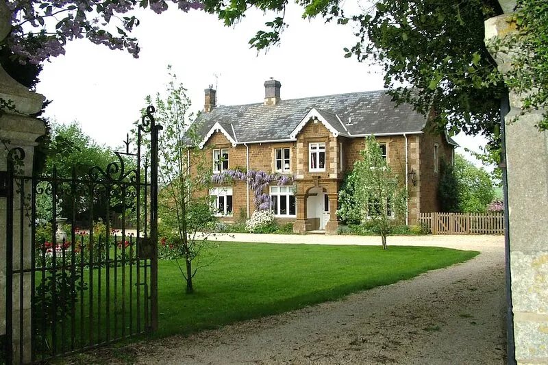 Secluded house with heated pool & tennis court in large exclusive garden.