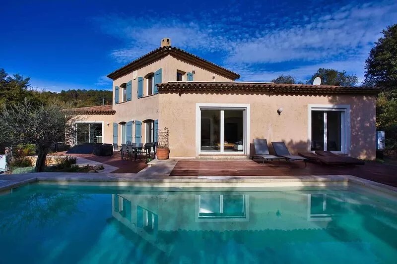 Spacious villa, quiet location, swimming pool, large garden, air conditioning