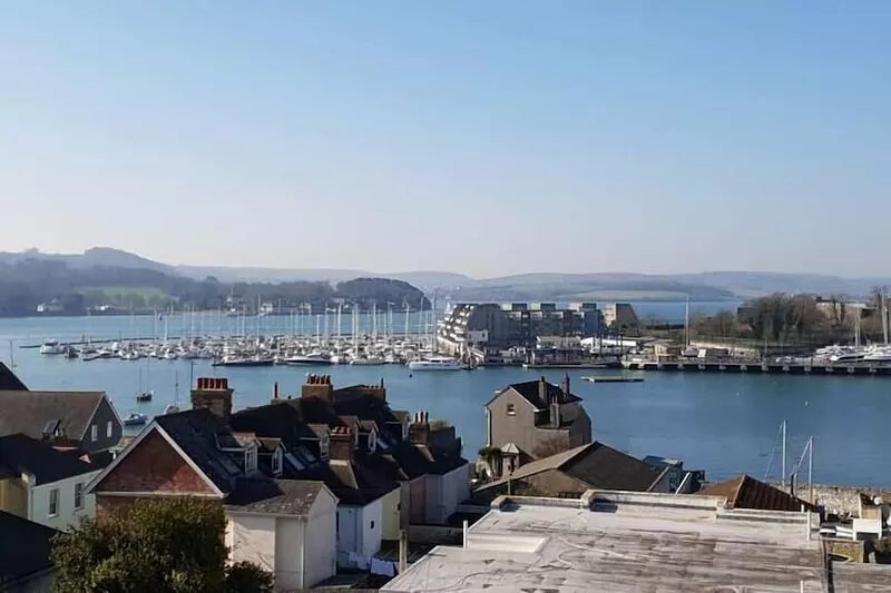 Magnificent views of Tamar and Rwy. Free Parking