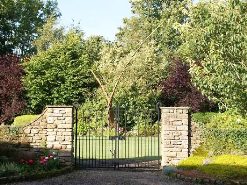 Charming And Comfortable Farm Cottage In Spectacular Garden Setting