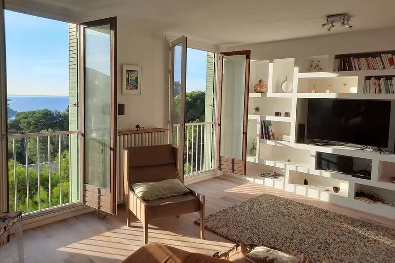 CASSIS CALANQUES 90m2 view and exceptional situation, sea 5 mins walk, parking