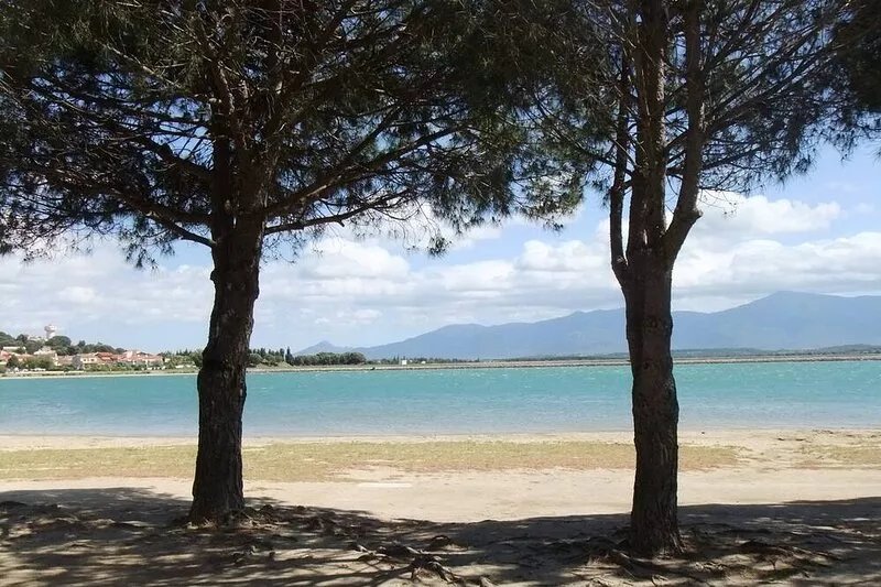The charm of a blue marina overlooking the lagoon (Free Wi-Fi access).