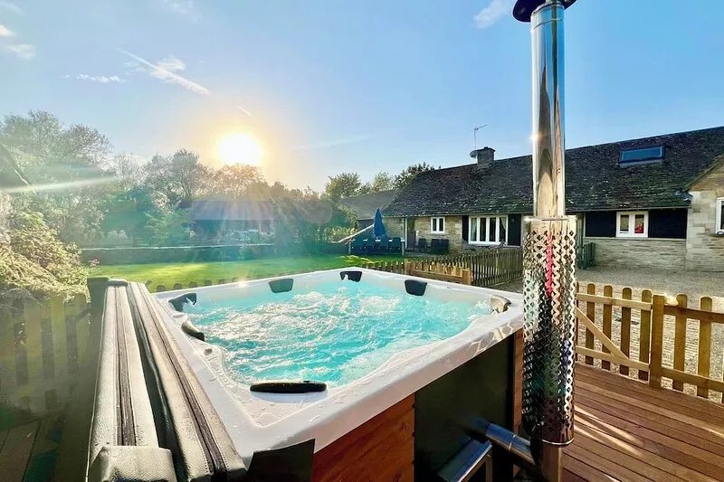 6 Bedroom, 4 Bathrooms, Cotswold House with Wood Fired Eco Hot Tub. Sleeps 11-14
