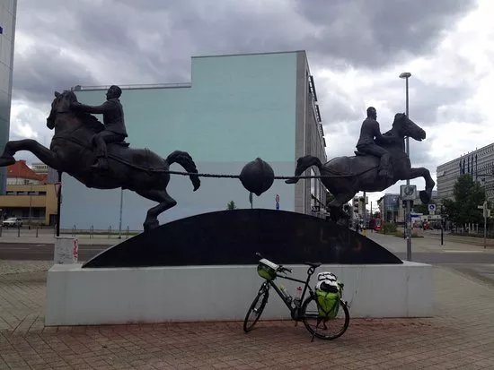 Denkmal zum Magdeburger Halbkugelversuch