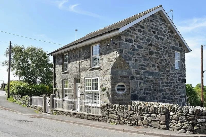 A beautifully presented immaculate cottage, with stylish interior and top