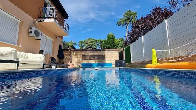 Luxus Guesthouse with Pool,Klima Center of the City