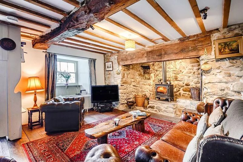 PANT YR IWRCH, pet friendly, with open fire in Llanbedr Y Cennin