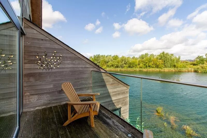 Luxurious Lakeside Living: Kingfisher Lodge - A Modern Haven in Cotswold