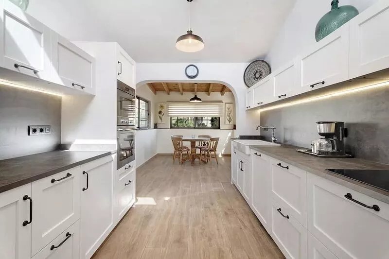 Three bedrooms, three bathrooms, and a large swimming pool and air conditioning.