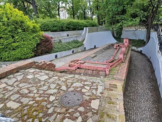 Brama Olawska Monument