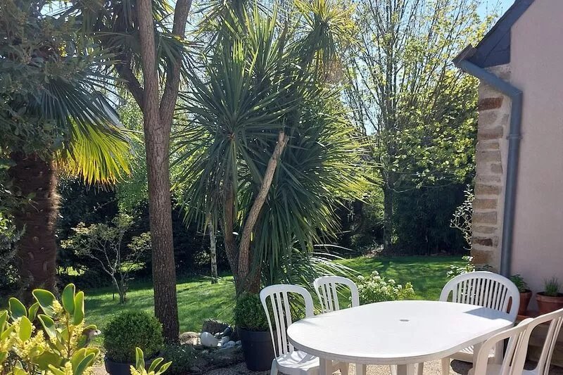 300m from Tahiti beach and GR34 - 4* - Large garden - European TV channels
