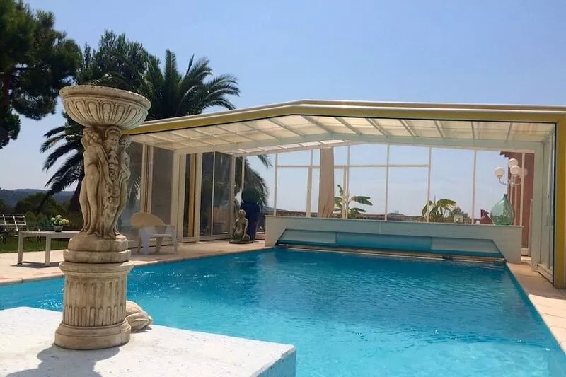 At 6km from St Cyr sur Mer and with free Parking 100m from the beach of St Cyr.