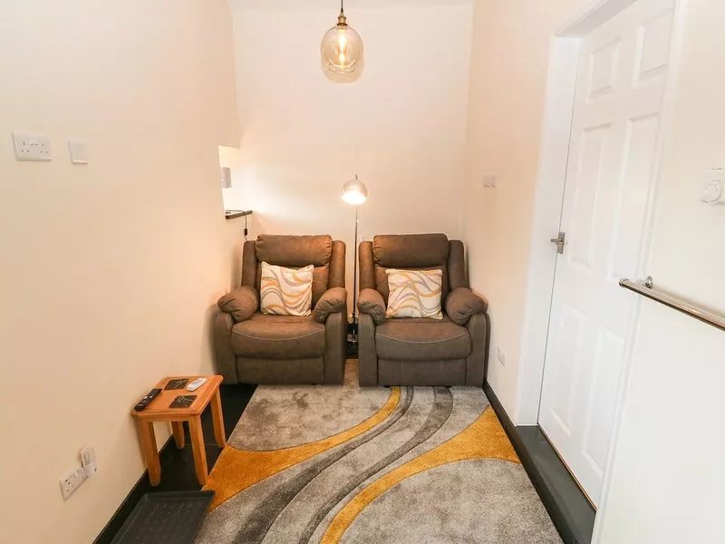 TYDDYN SIANEL - CELYN, romantic, country holiday cottage in Criccieth