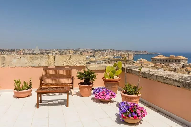 The Myth. Central in Ortigia. Kid-friendly