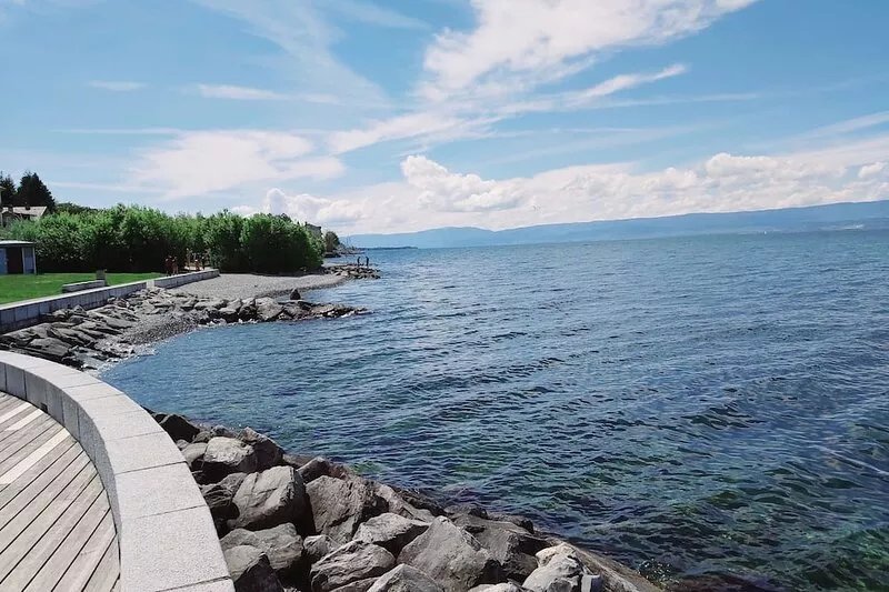 Spacious vacation home villa with fantastic lake views